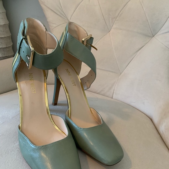 Nine West green shoes with gold trim - Picture 6 of 8